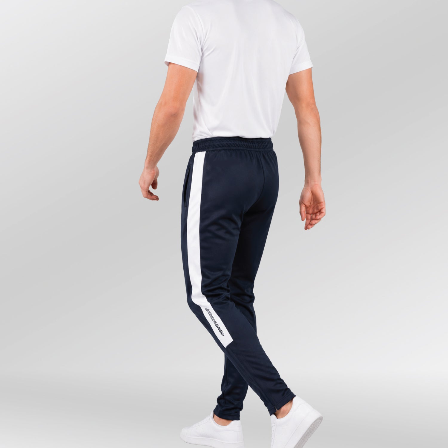 Univi-Trainingsbroek-model-blauw-wit-back-lopend