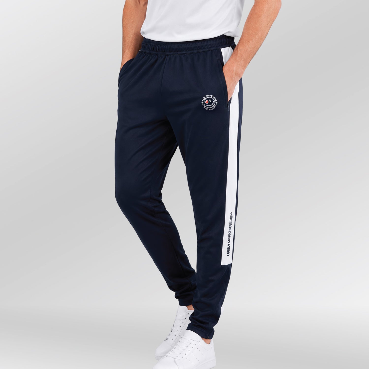 Univi-Trainingsbroek-model-blauw-wit-front-side