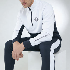 Univi Kwart rits sweatshirt model navy-white zittend op een witte kubus