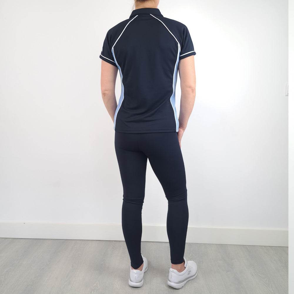 Univi Performance Polo navy-sky-white back 2 model vrouw