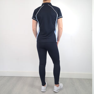 Univi Performance Polo navy-sky-white back 2 model vrouw