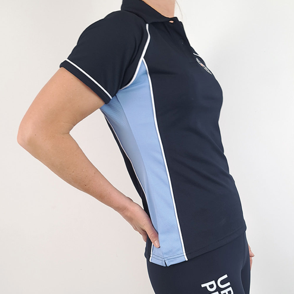 Univi Performance Polo navy-sky-white side right model vrouw