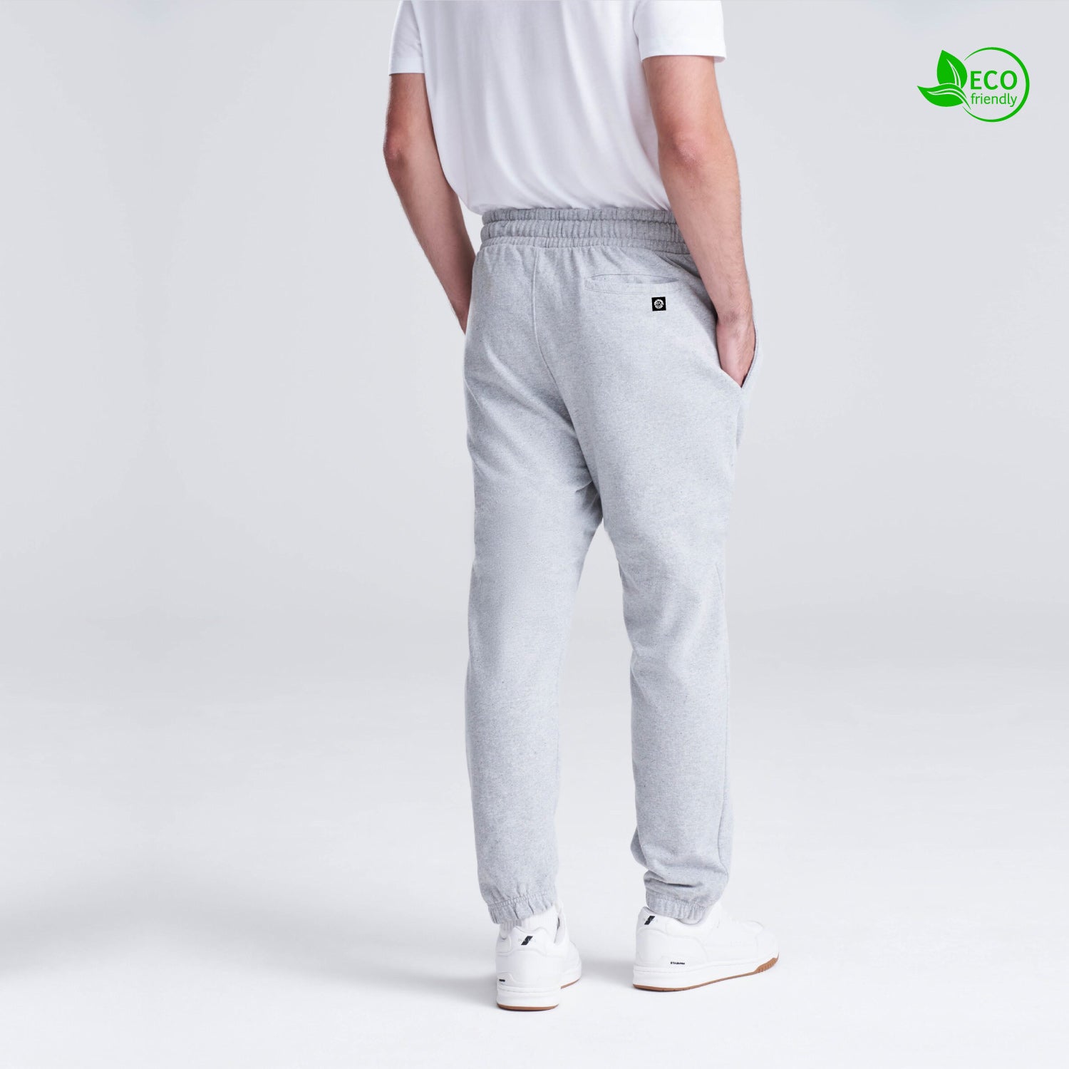 Urban Leaf Jogger model grijs back hand in zak