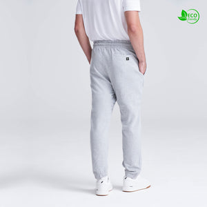 Urban Leaf Jogger model grijs back hand in zak