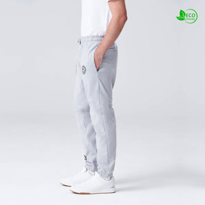 Urban Leaf Jogger model grijs side hand in zak